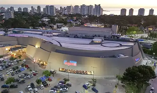 Vista aérea de la nueva sucursal Punta Shopping